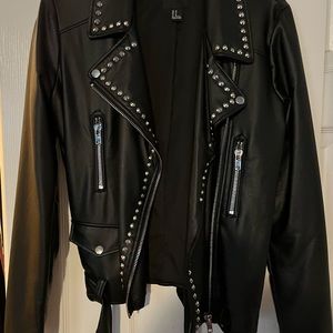 Forever 21 women’s faux leather jacket. Medium, great condition.